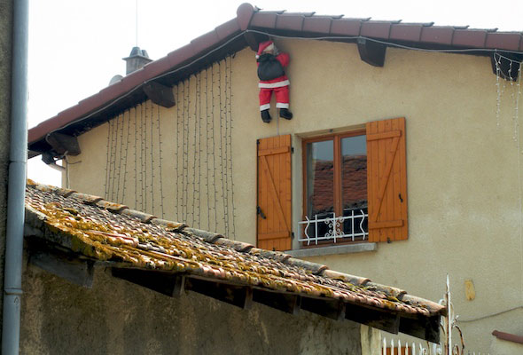 Even St. Nick uses a light load whenever possible. On the trail from Lyon to Le-Puy, France 2009